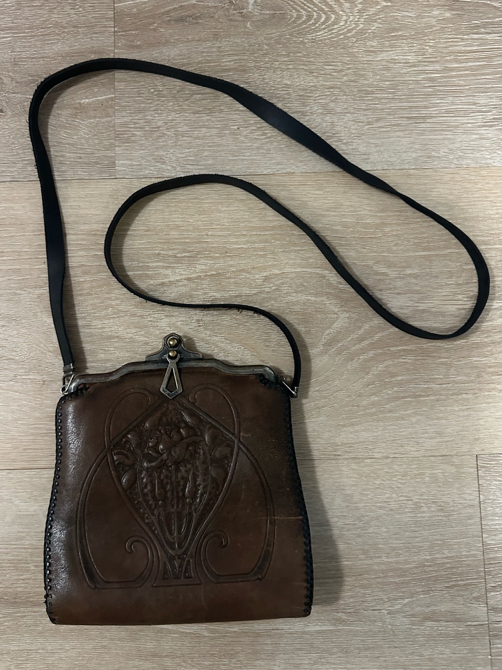 Antique 1920s Arts & Crafts Hand Tooled Leather Art Nouveau Crossbody Purse - Picture 3 of 6